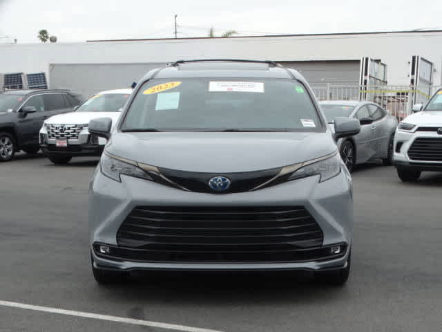 Certified 2023 Toyota Sienna XLE Woodland Edition image 3