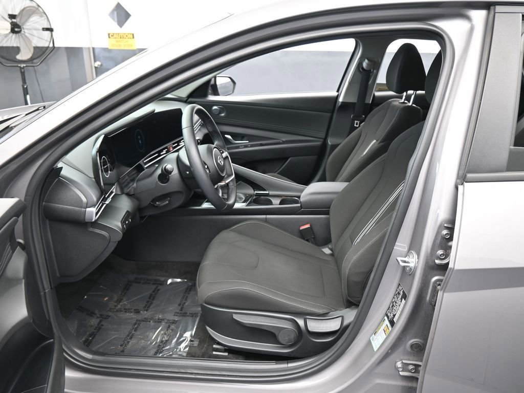 Used 2023 Hyundai Elantra SEL w/ Convenience Package image 11