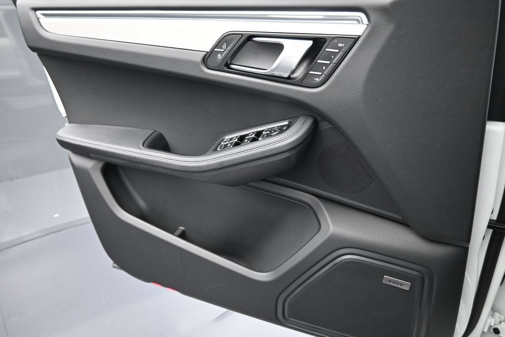 Certified 2026 Porsche Macan AWD/4WD image 24