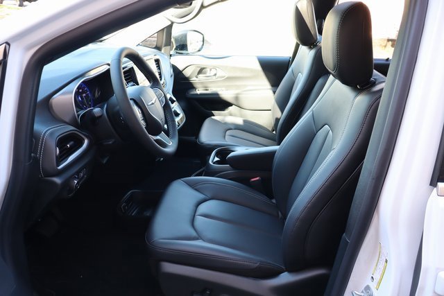 New 2026 Chrysler Pacifica Select image 10