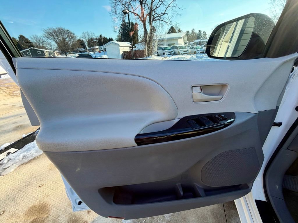 Used 2014 Toyota Sienna L image 22