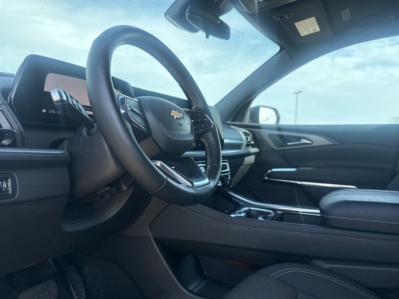 Used 2025 Chevrolet Traverse LT image 42