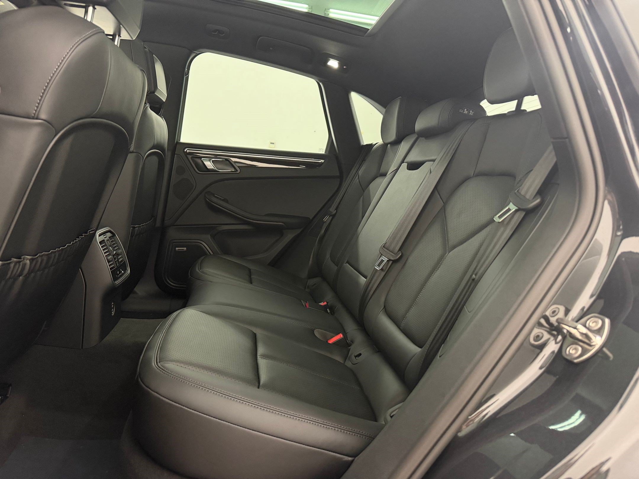 New 2026 Porsche Macan AWD/4WD image 18