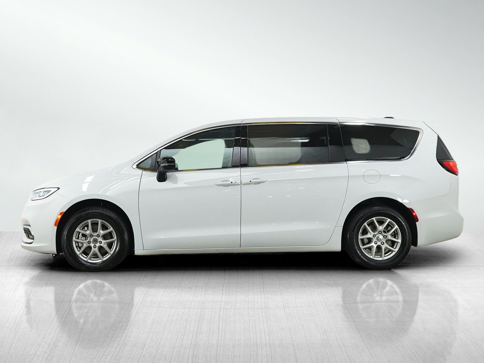 Used 2025 Chrysler Pacifica Select FWD image 2