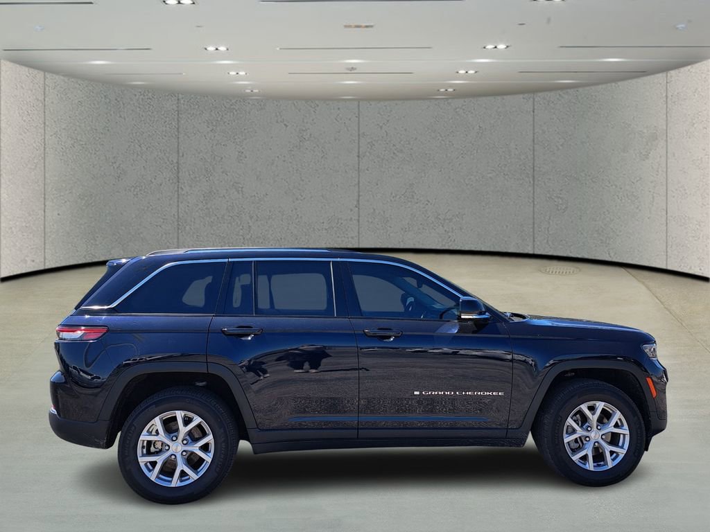 Used 2024 Jeep Grand Cherokee Limited image 3