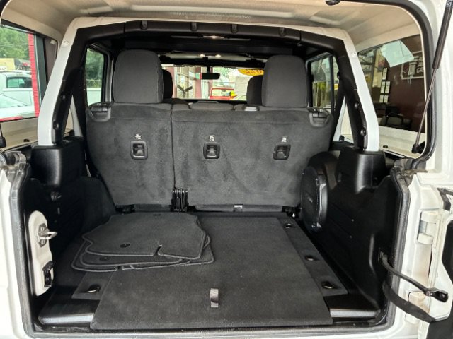 Used 2022 Jeep Wrangler Unlimited Sahara w/ Cold Weather Group AWD/4WD image 11