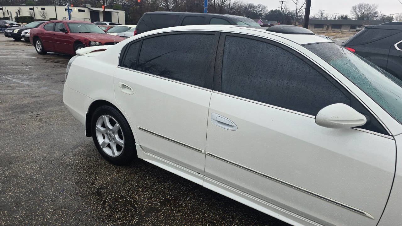 Used 2005 Nissan Altima 3.5 SL FWD image 6