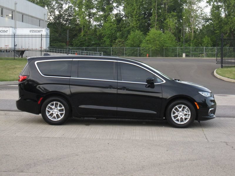 Used 2025 Chrysler Pacifica Select FWD image 9