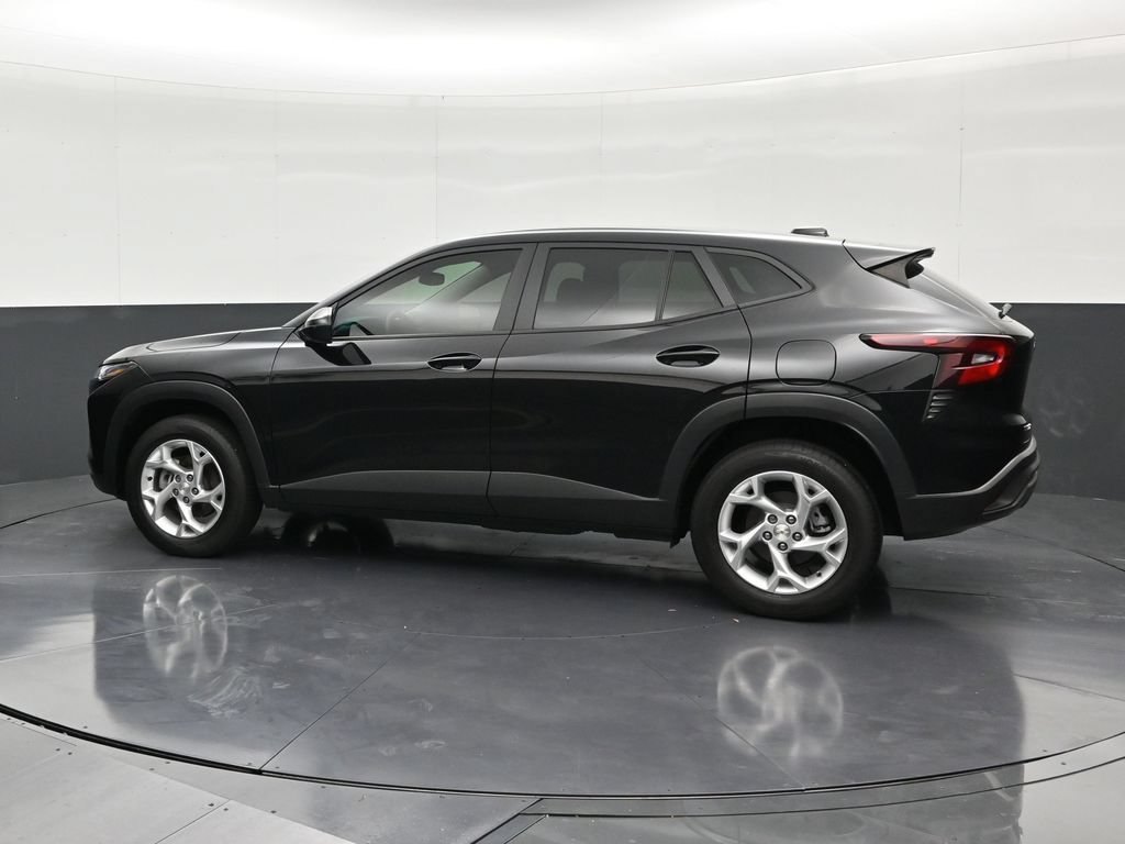 Used 2024 Chevrolet Trax LS w/ LS Convenience Package FWD image 2