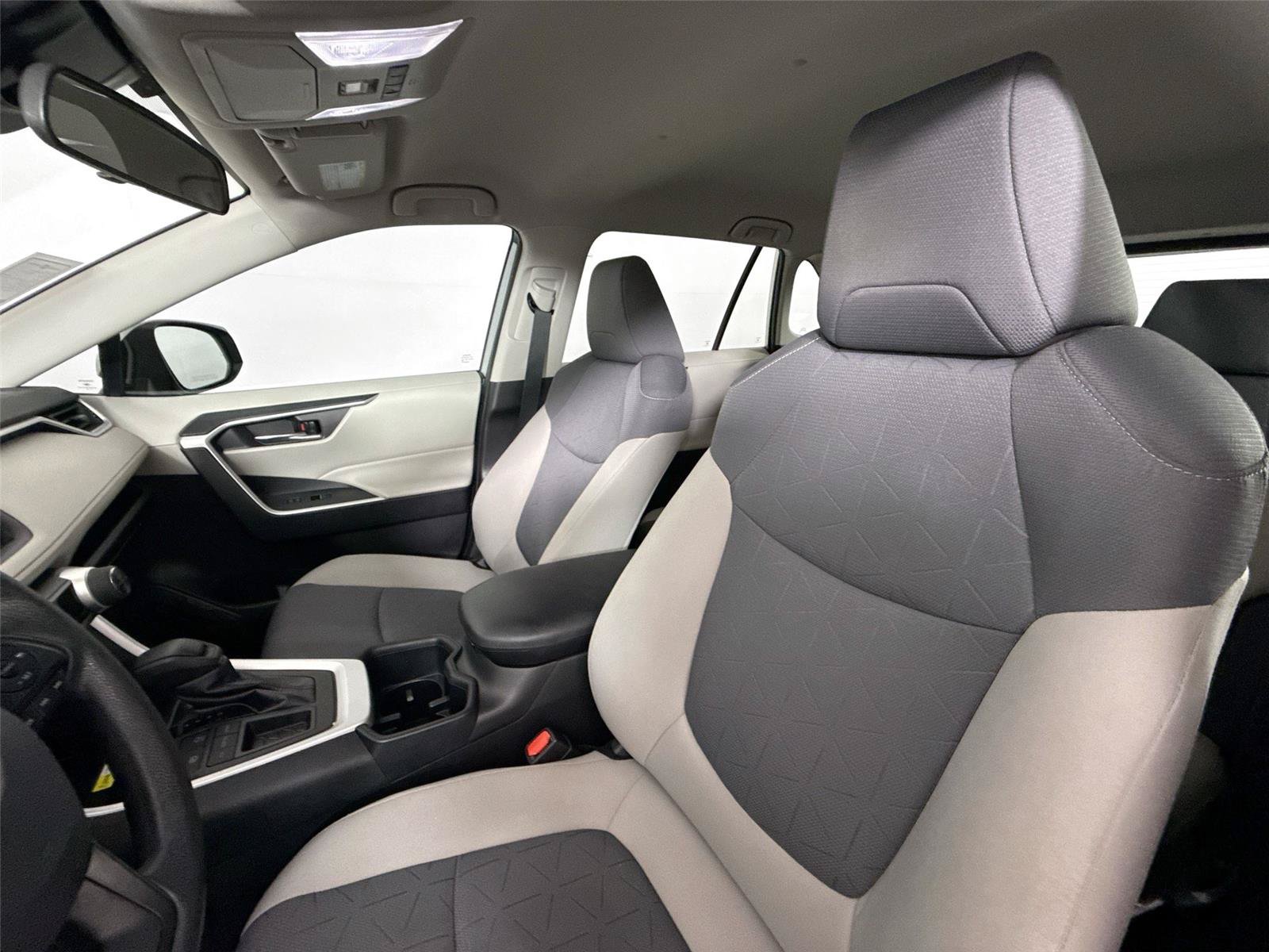 Used 2022 Toyota RAV4 XLE FWD image 3
