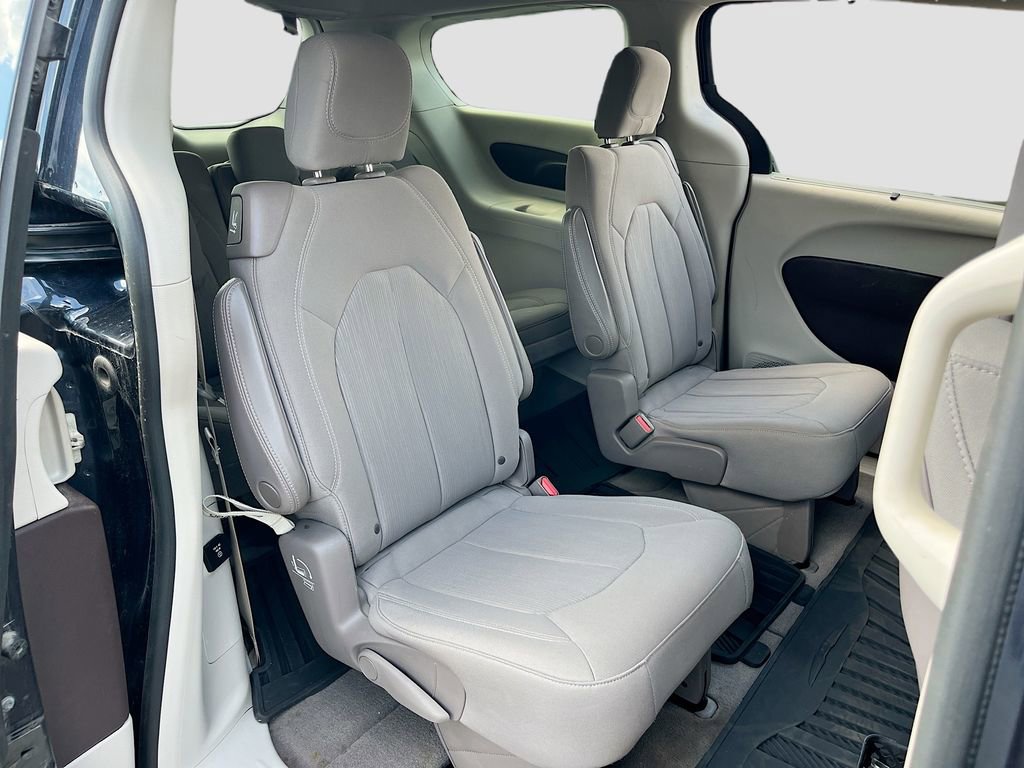 Certified 2020 Chrysler Pacifica Touring image 26