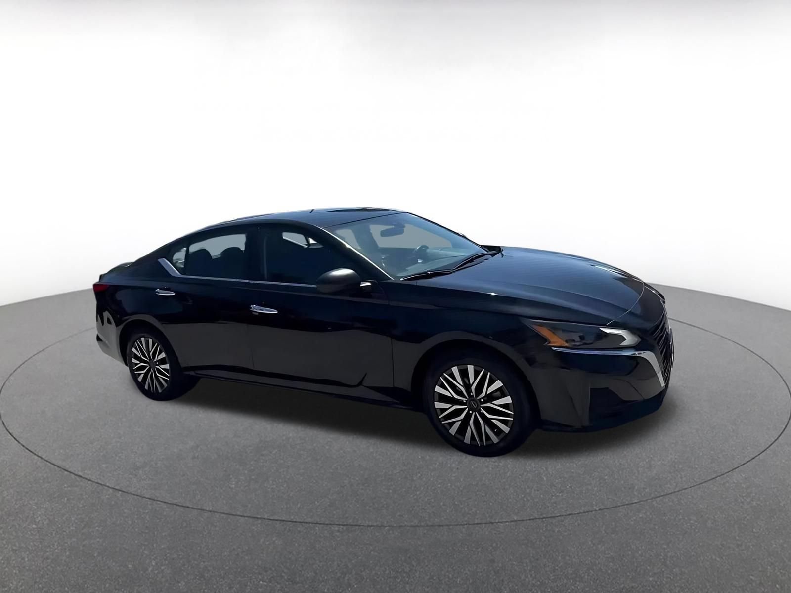 Used 2025 Nissan Altima 2.5 SV FWD image 2
