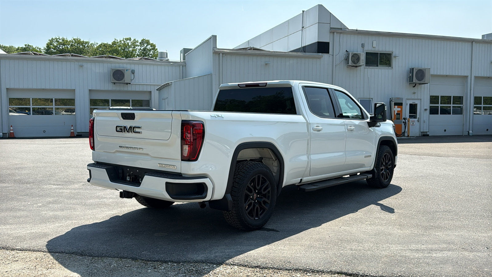 Used 2022 GMC Sierra 1500 Elevation w/ LPO, Elevation Black Package AWD/4WD image 6