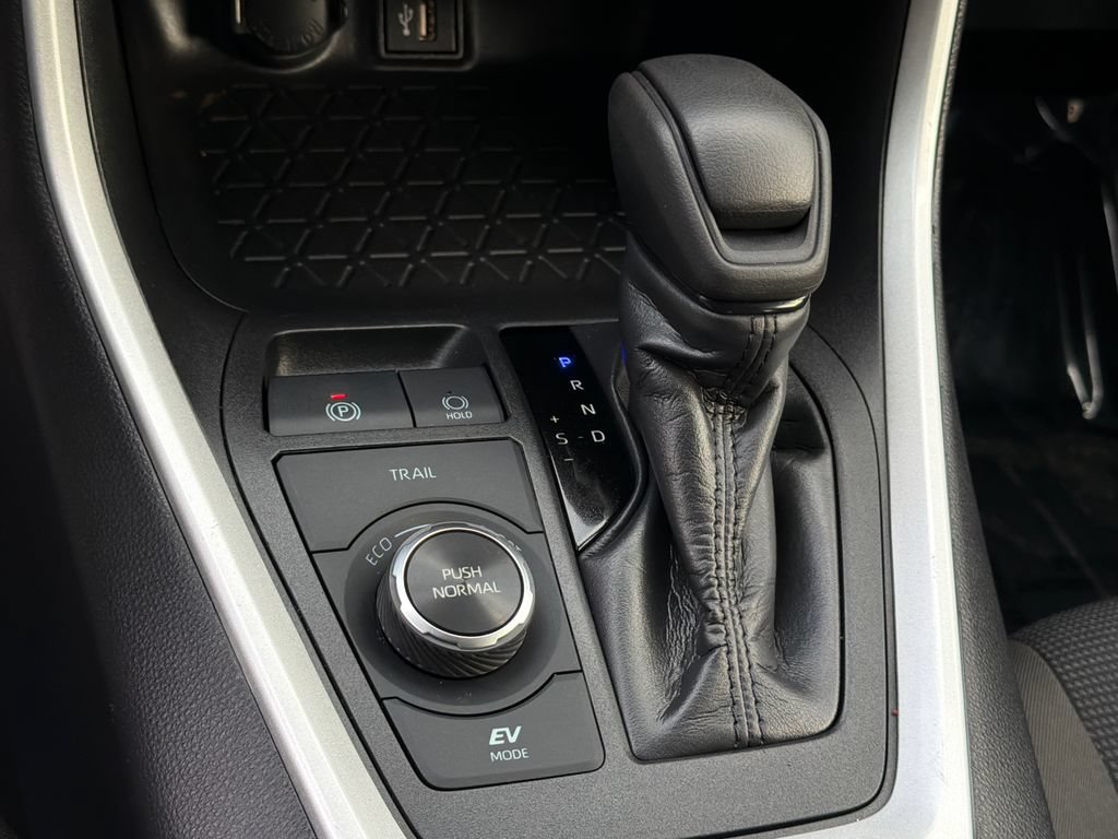 Used 2025 Toyota RAV4 LE AWD/4WD image 26