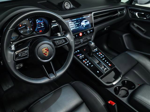 Certified 2025 Porsche Macan image 4