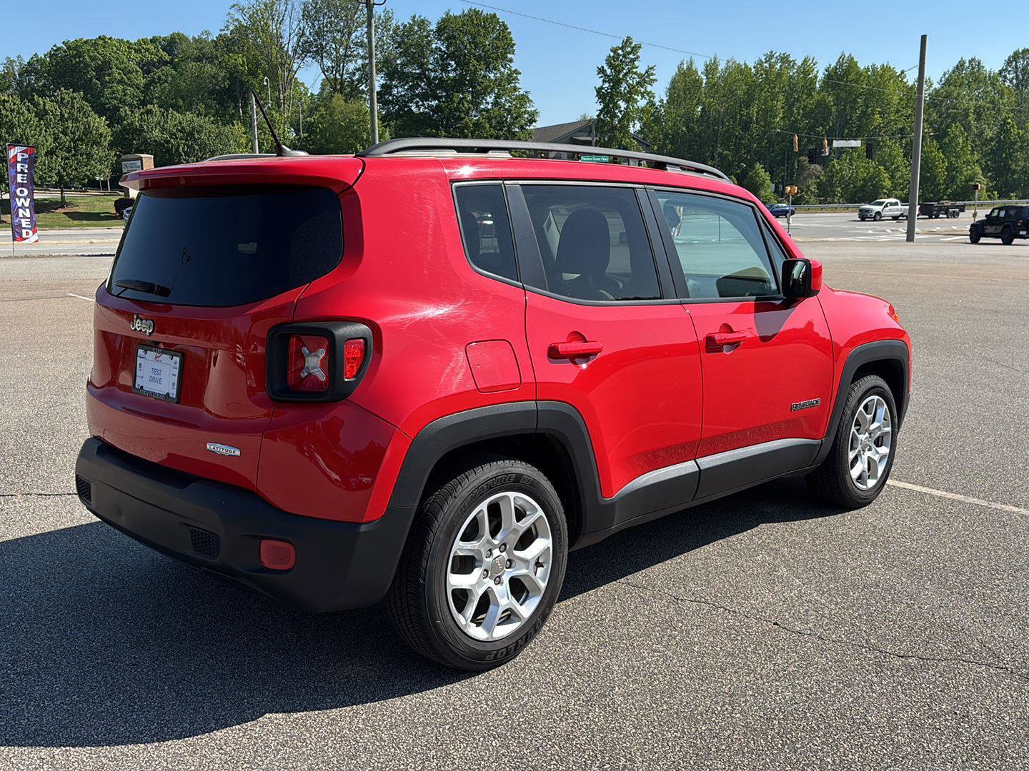 Used 2017 Jeep Renegade Latitude FWD image 3