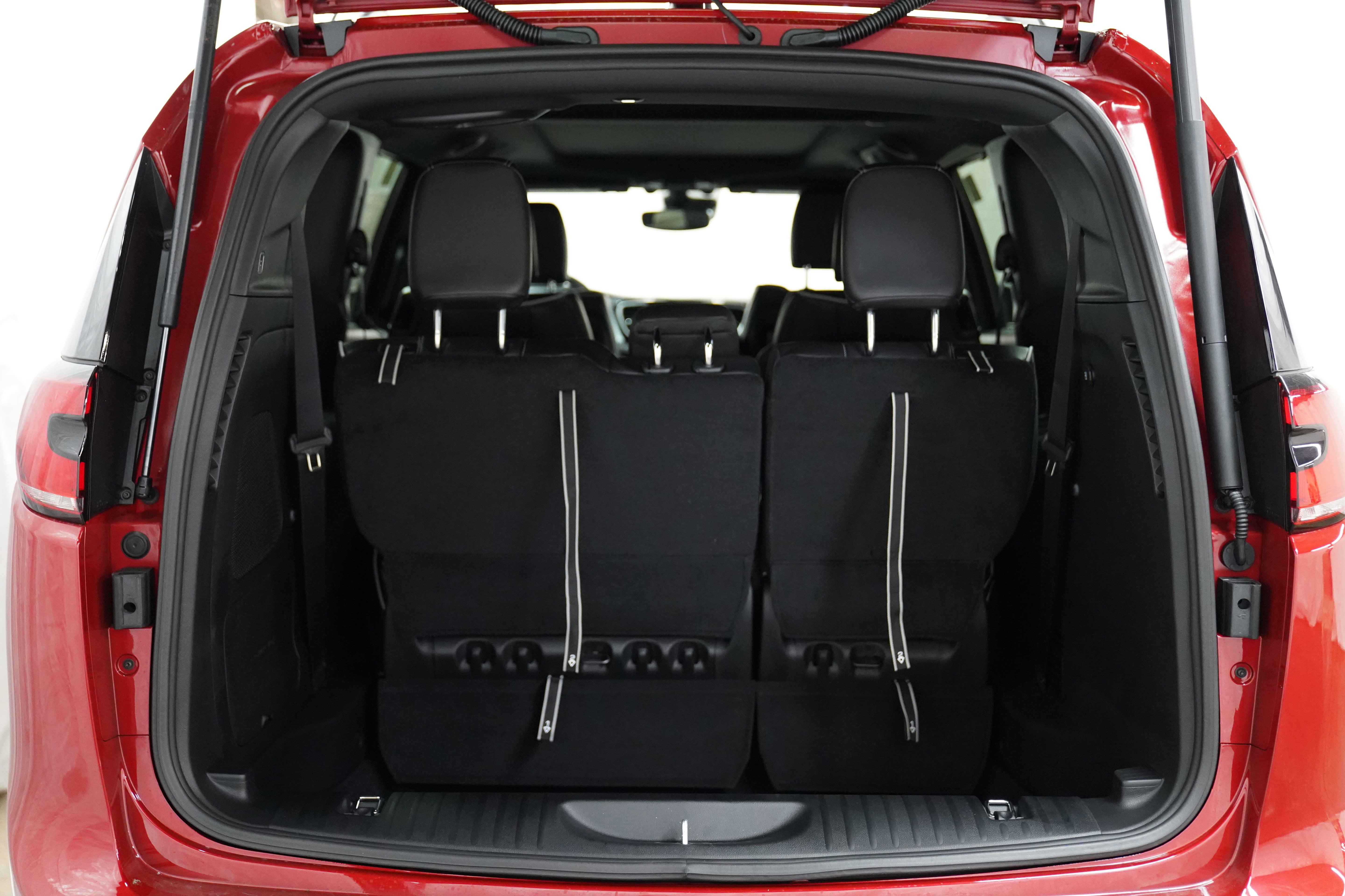 New 2026 Chrysler Pacifica Limited w/ Uconnect Theater Family Group image 9