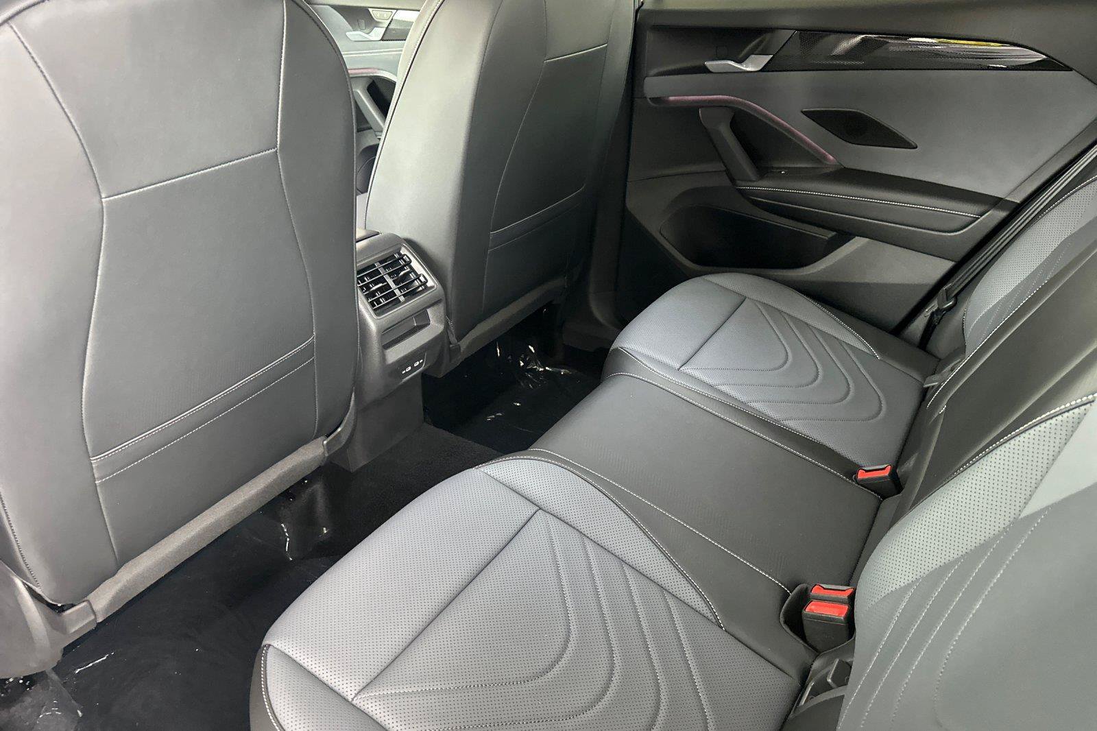 New 2026 Volkswagen Tiguan SE R-Line AWD/4WD image 11