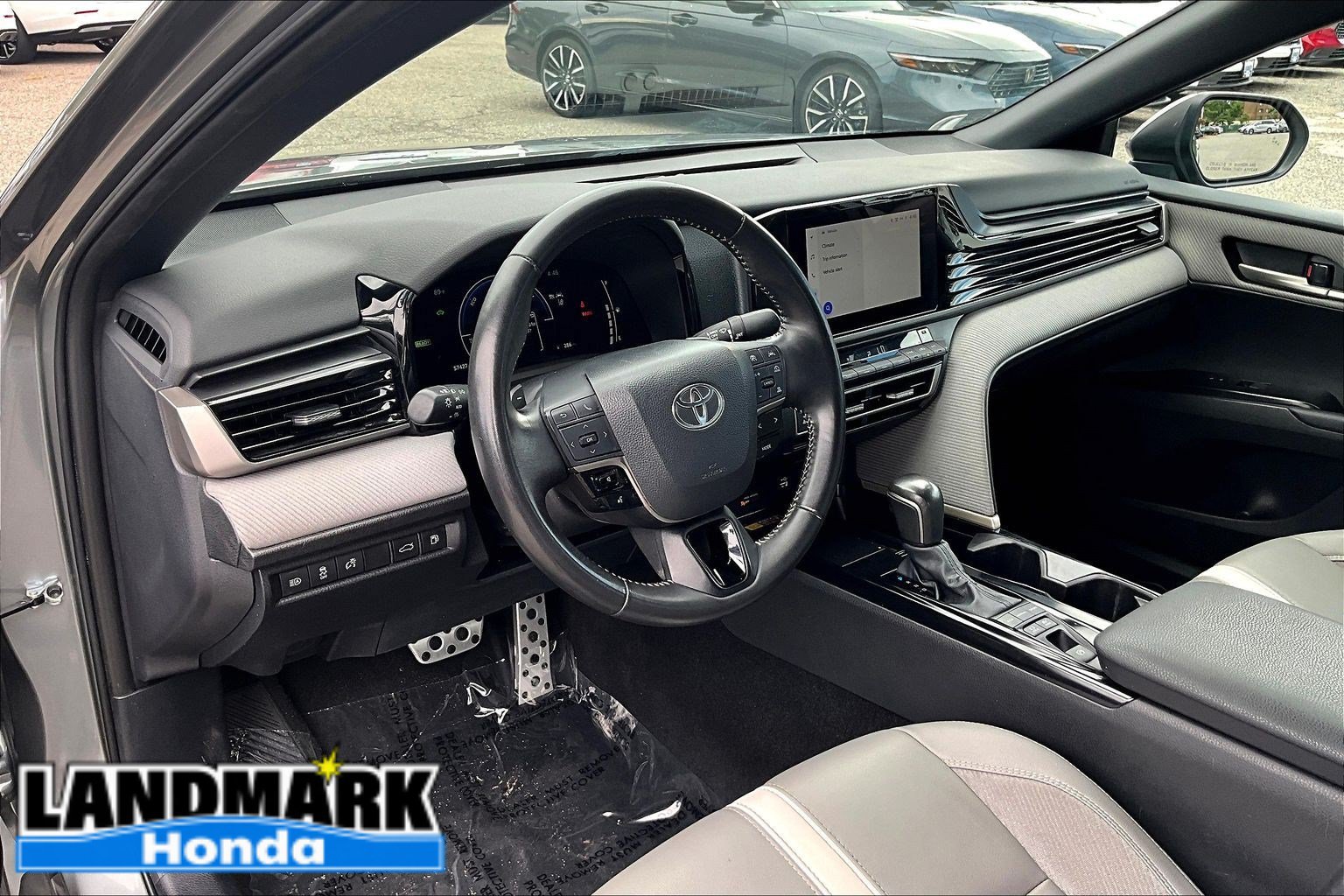 Used 2025 Toyota Camry SE FWD image 12