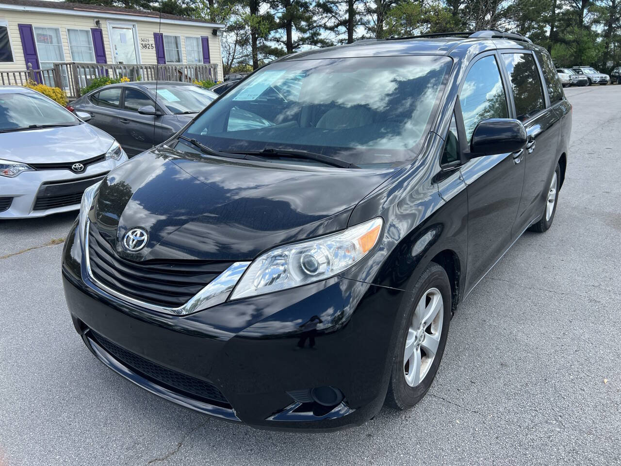 Used 2013 Toyota Sienna LE w/ Towing Pkg image 2
