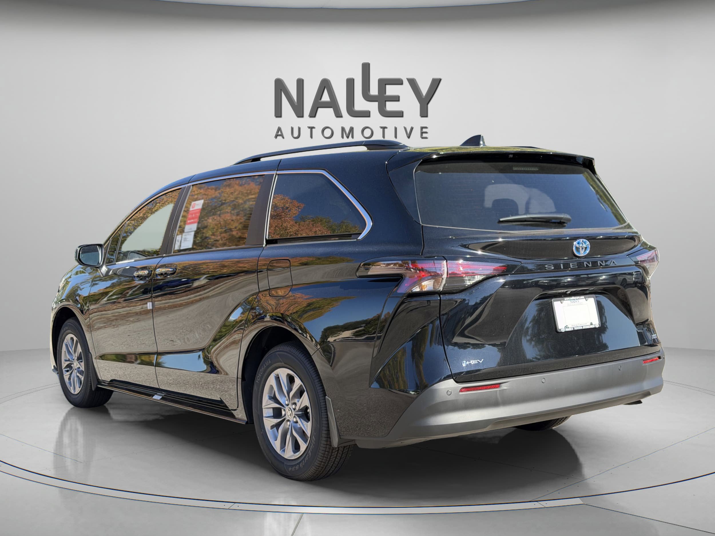 Certified 2025 Toyota Sienna XLE FWD image 4