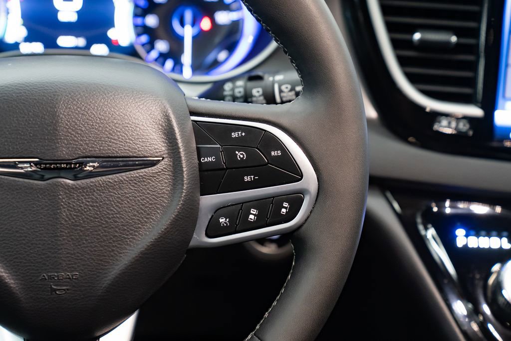 Used 2025 Chrysler Pacifica Select image 16