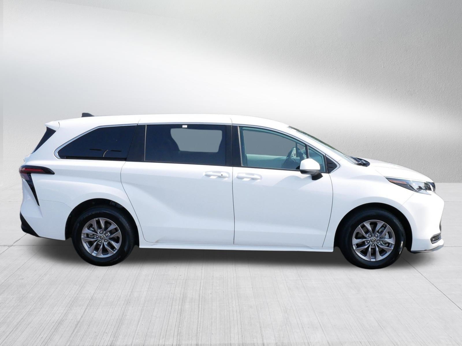 Certified 2025 Toyota Sienna LE FWD image 8