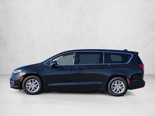 Used 2023 Chrysler Pacifica Touring-L image 8