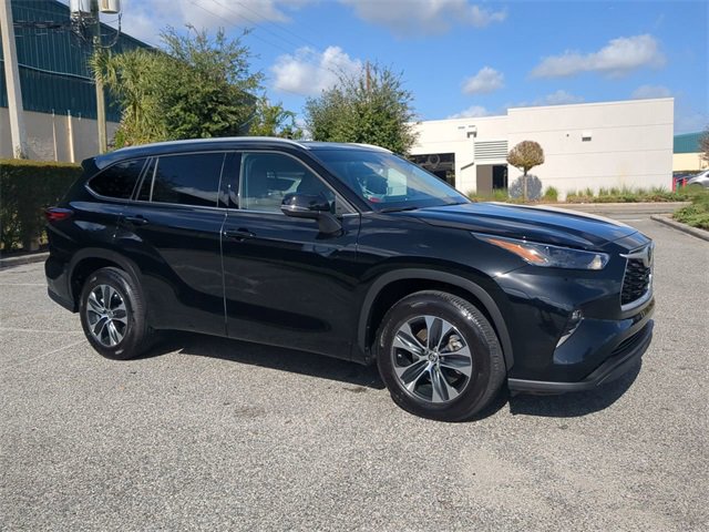 Certified 2022 Toyota Highlander XLE image 2
