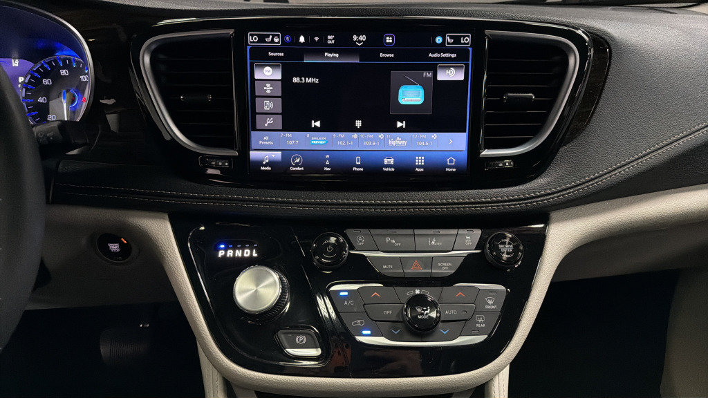 Used 2023 Chrysler Pacifica Limited FWD image 37