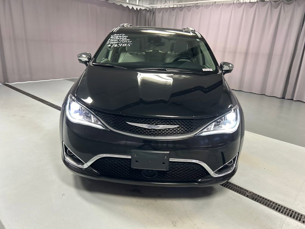 Used 2017 Chrysler Pacifica Limited FWD image 2