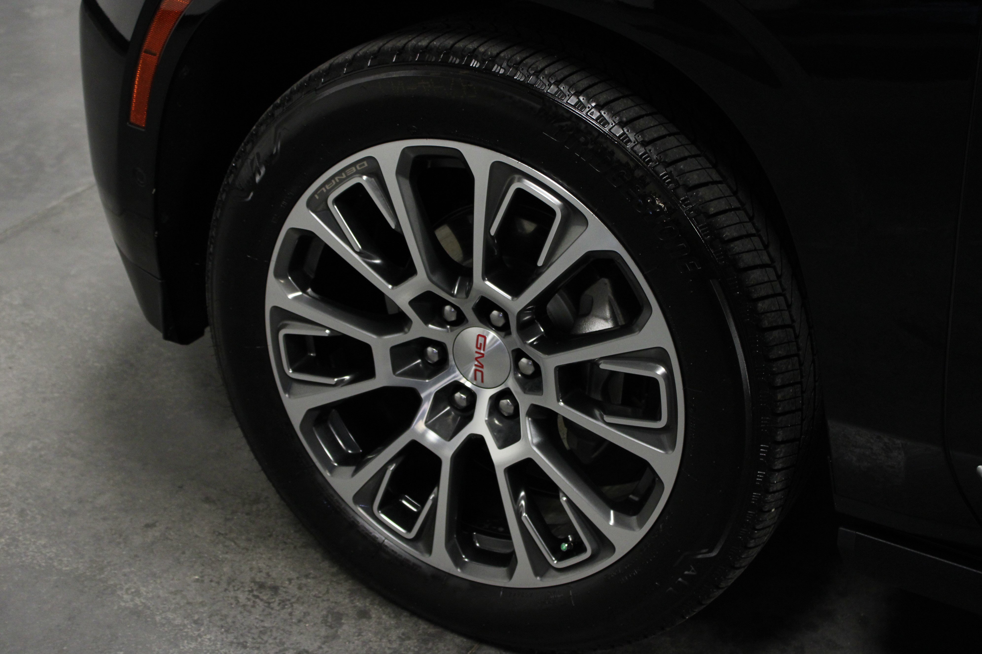 Used 2025 GMC Yukon Denali w/ Denali Reserve Package image 10