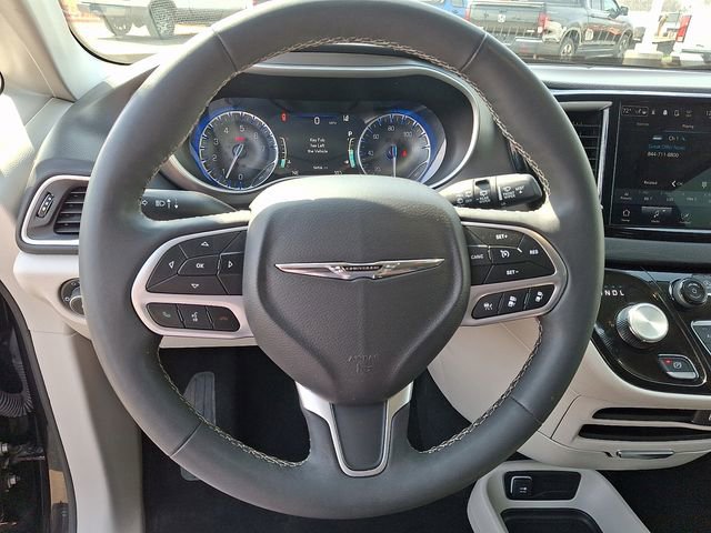 Used 2024 Chrysler Pacifica Touring-L image 15