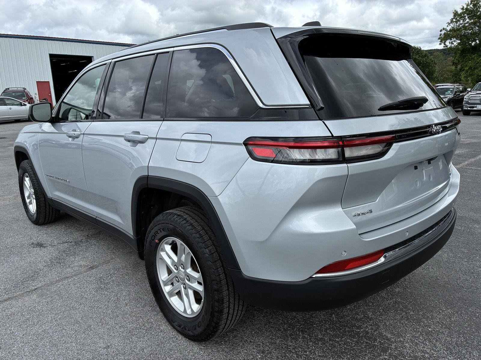 Used 2023 Jeep Grand Cherokee Laredo AWD/4WD image 5