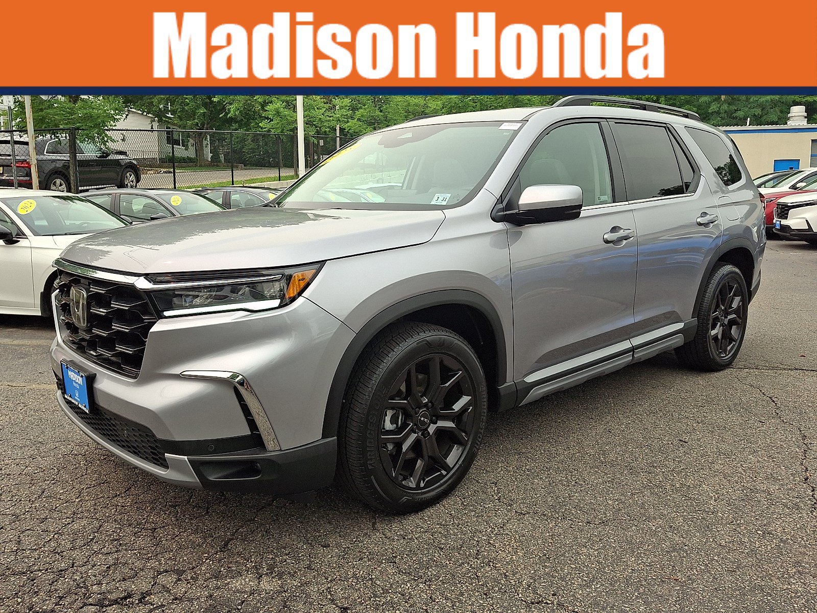 Used 2025 Honda Pilot Touring image 1