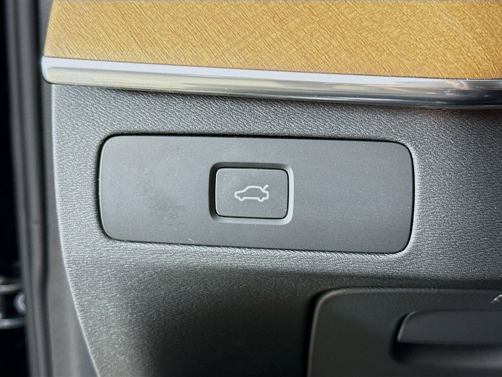 Certified 2025 Volvo XC90 B6 Plus image 10