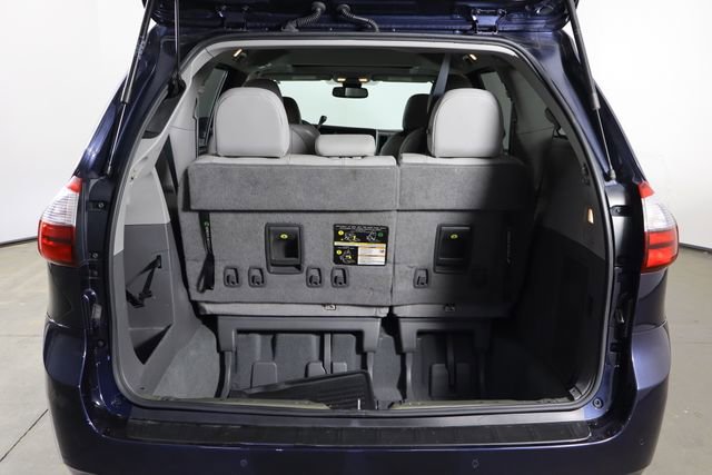 Used 2020 Toyota Sienna XLE w/ XLE Navigation Package image 18