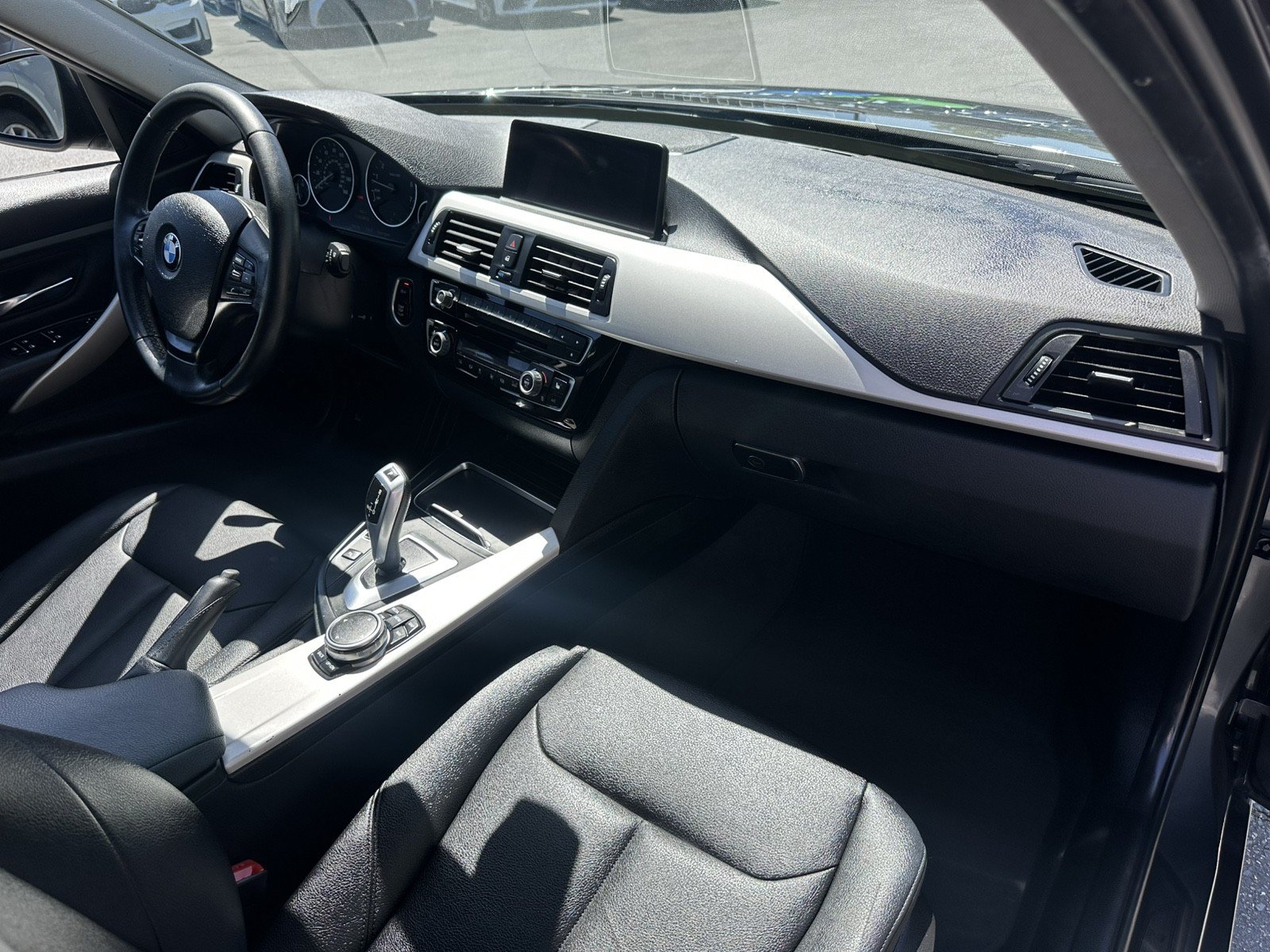 Used 2017 BMW 320i Sedan RWD image 21