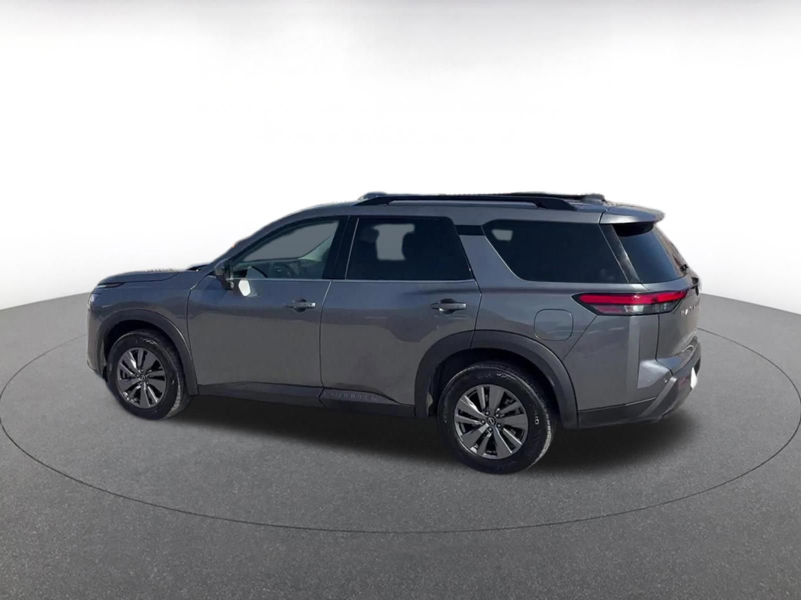 Used 2025 Nissan Pathfinder SV image 10