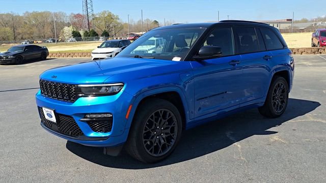 Used 2023 Jeep Grand Cherokee Summit AWD/4WD image 3