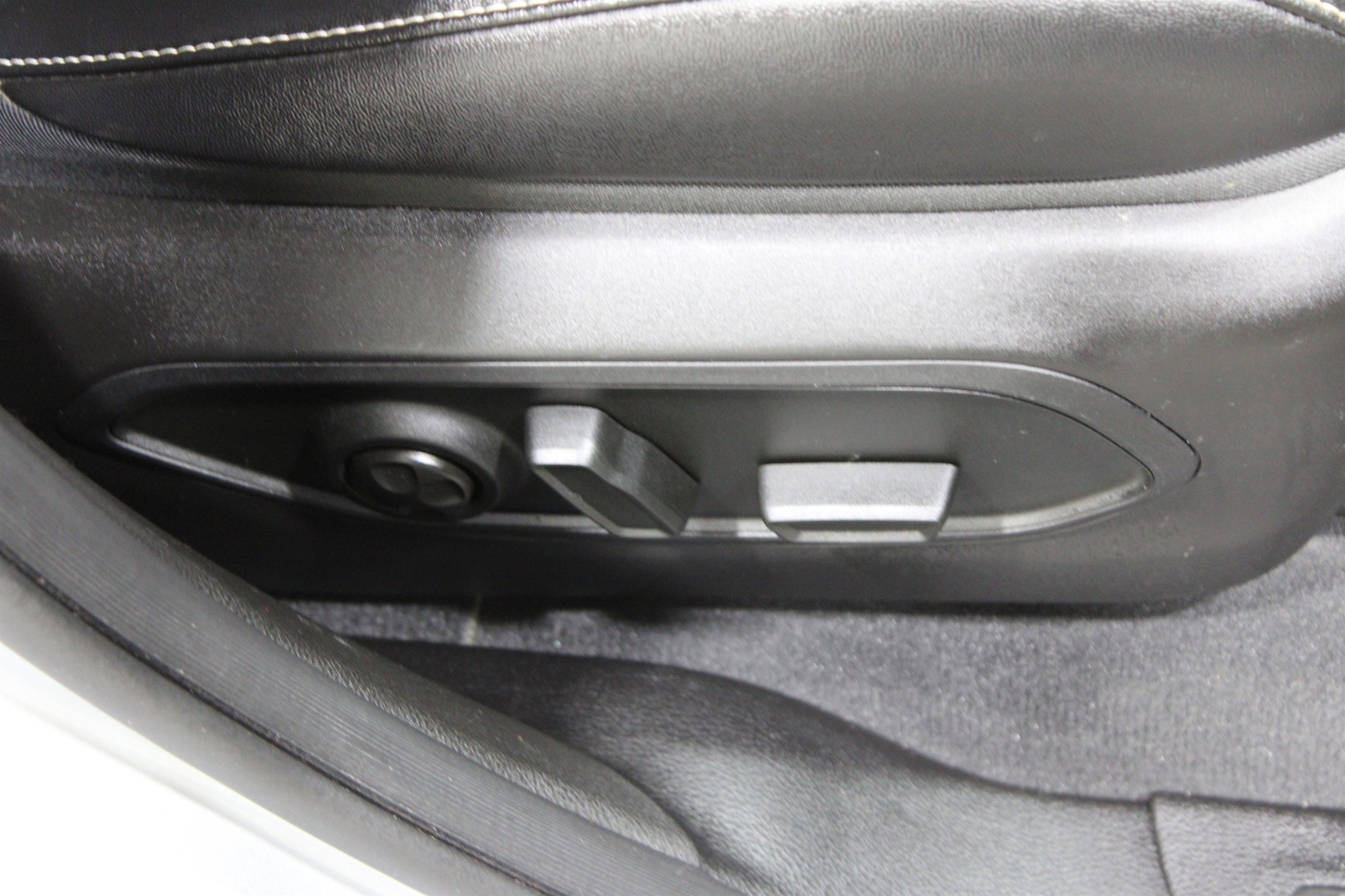 Used 2024 Jeep Grand Cherokee L Limited w/ Black Appearance Package image 31