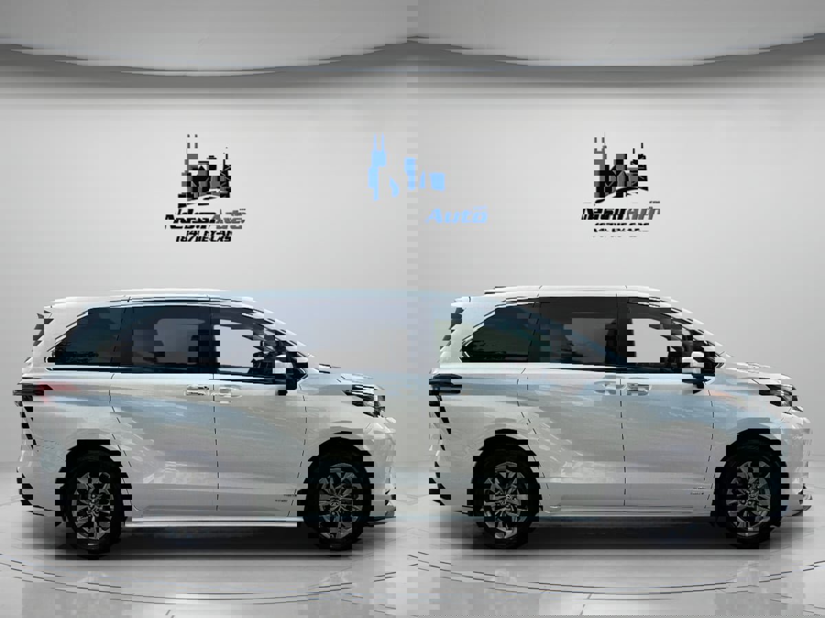 Used 2021 Toyota Sienna XLE image 3