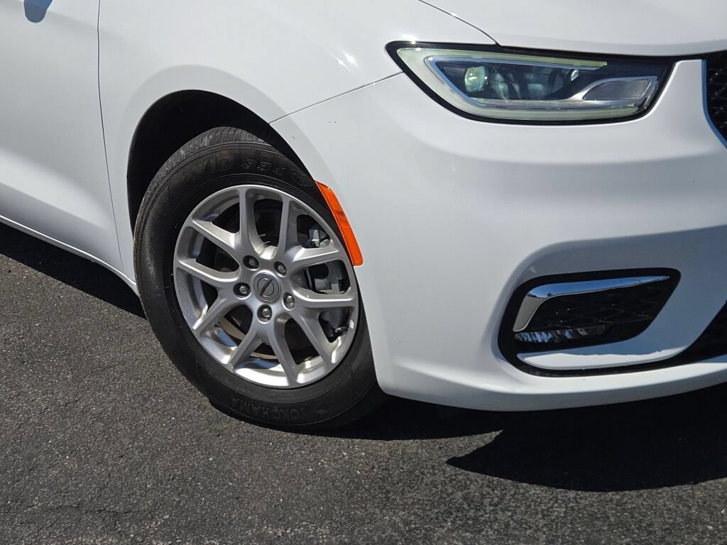 Certified 2024 Chrysler Pacifica Touring-L FWD image 4