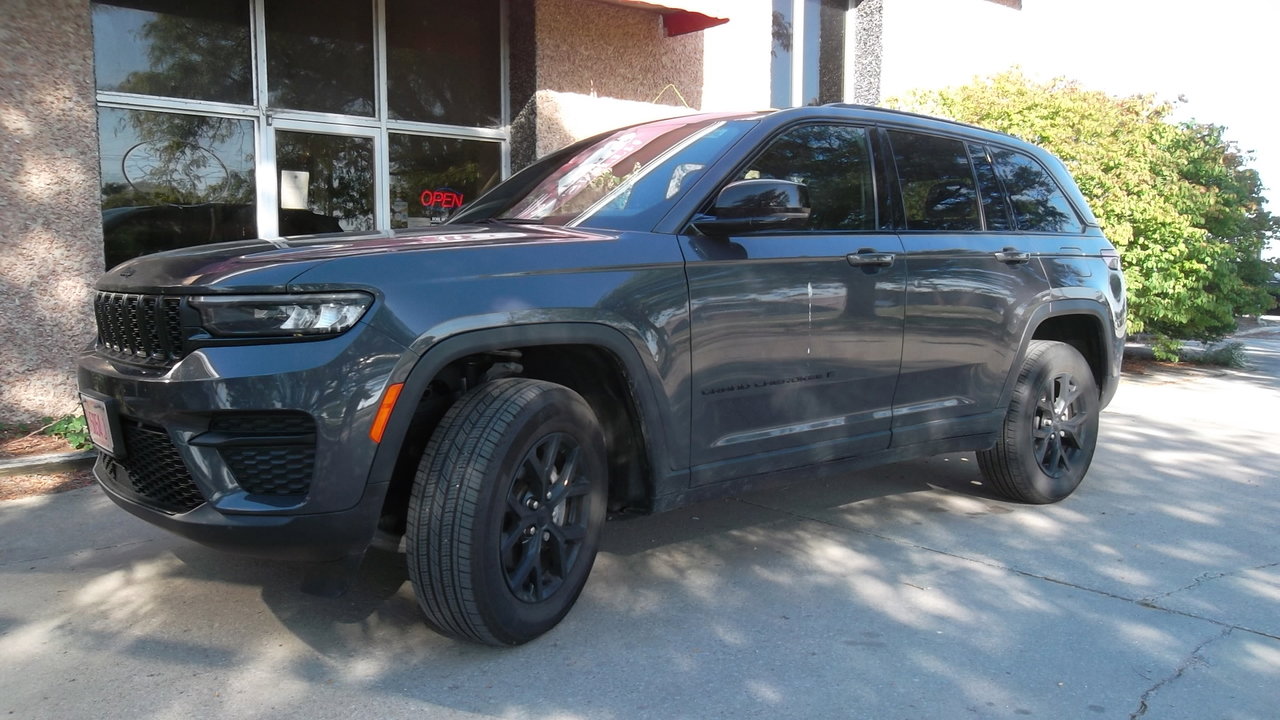 Used 2024 Jeep Grand Cherokee Altitude image 1