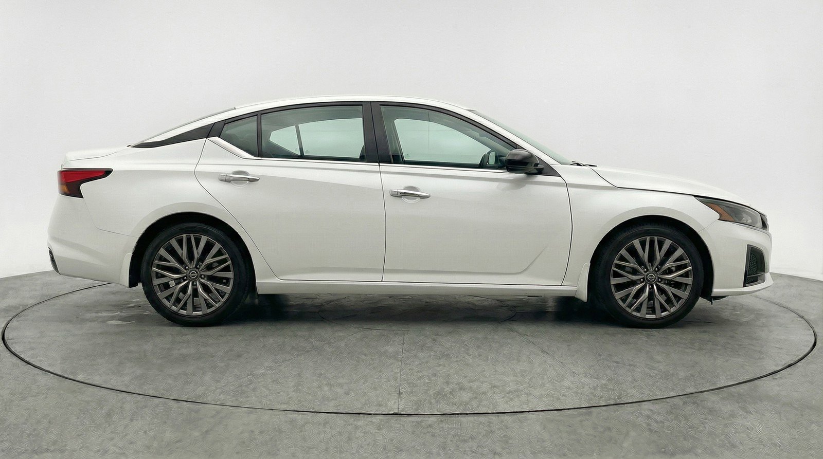 Used 2025 Nissan Altima 2.5 SV FWD image 11