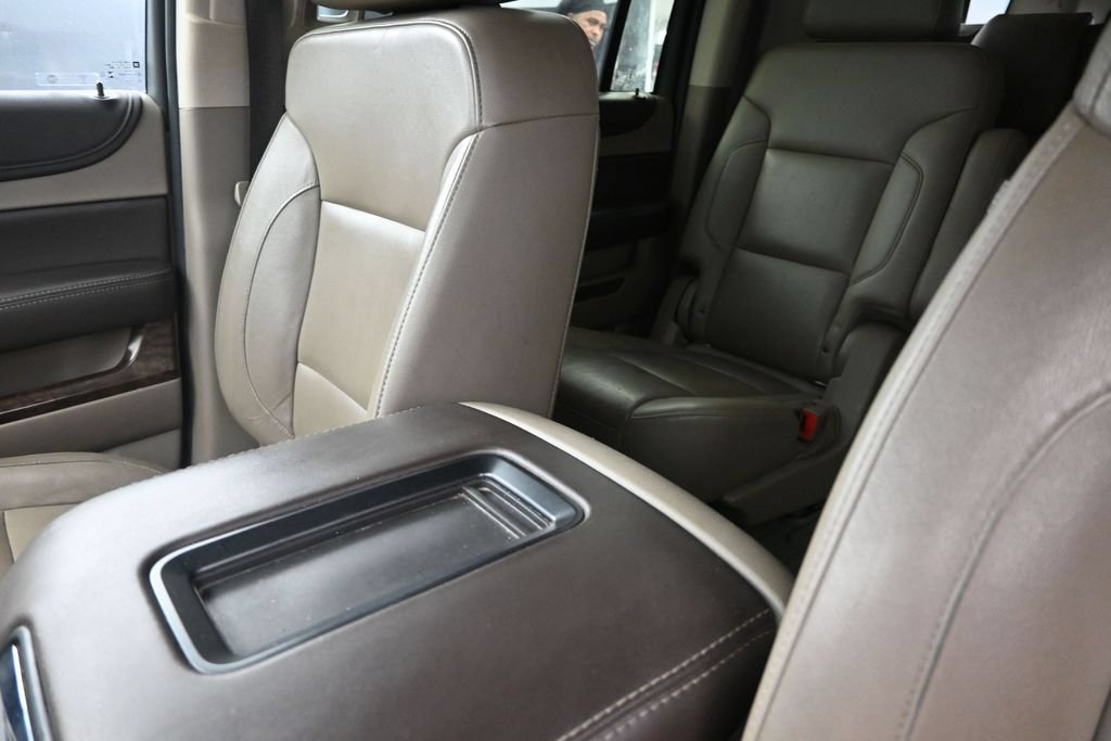 Used 2020 Chevrolet Suburban LT w/ Luxury Package RWD image 14