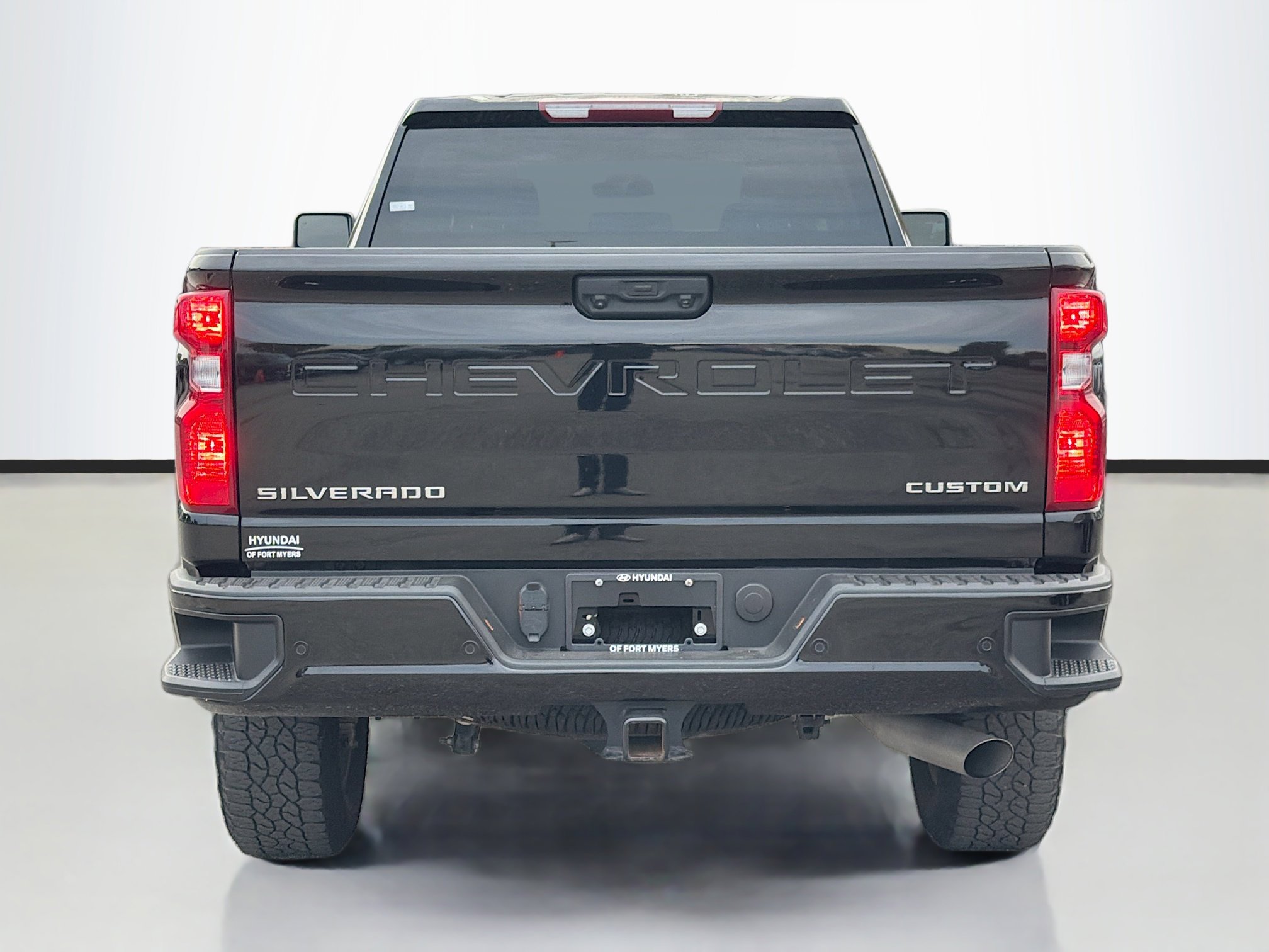 Used 2024 Chevrolet Silverado 2500 Custom w/ Custom Value Package image 4