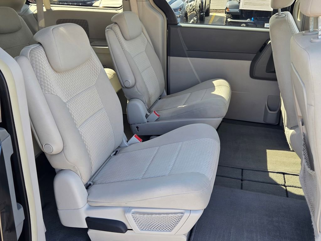 Used 2009 Chrysler Town & Country LX image 13