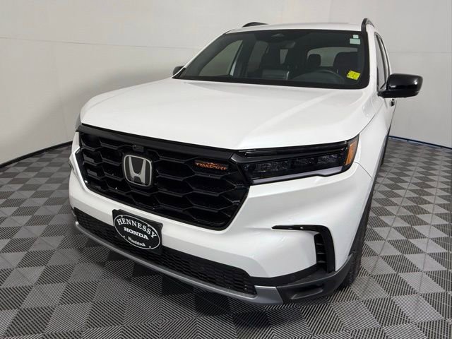 Used 2025 Honda Pilot TrailSport image 2
