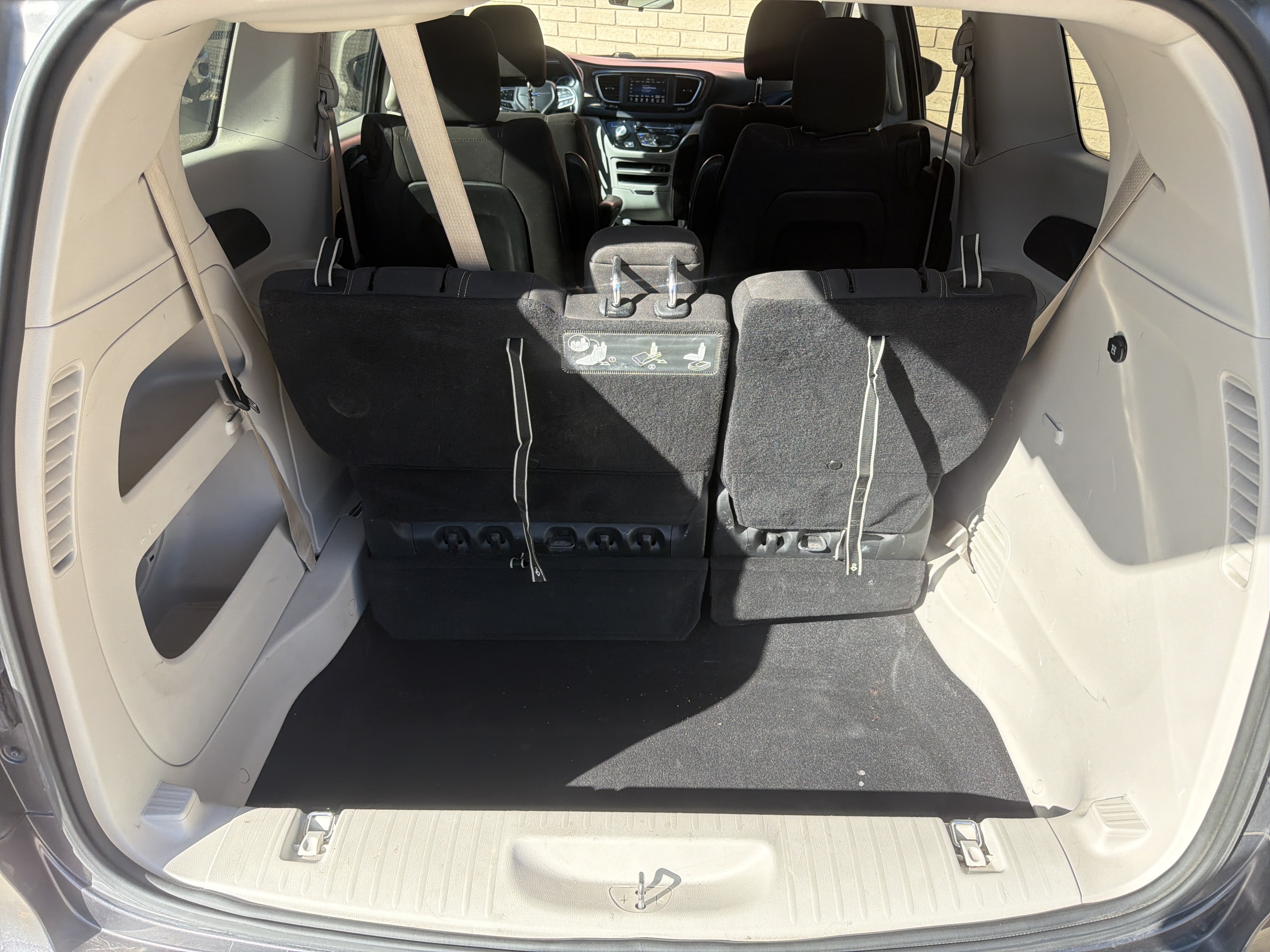 Used 2020 Chrysler Voyager LX FWD image 5